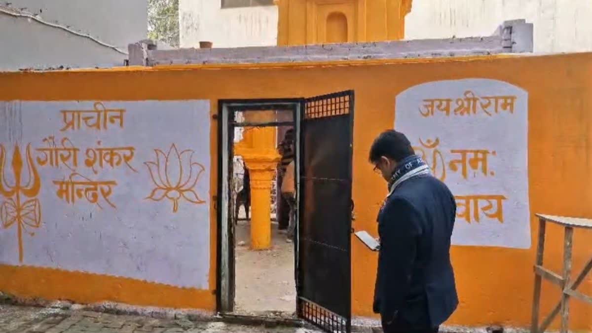 मुरादाबाद में 44 साल खुले मंदिर की रंगाई-पोताई कराई जा रही है.