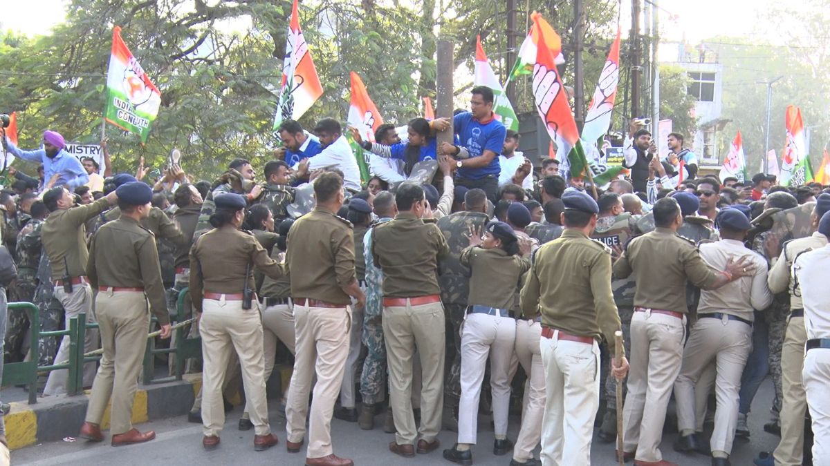 Congressmen surround CM residence in Raipur