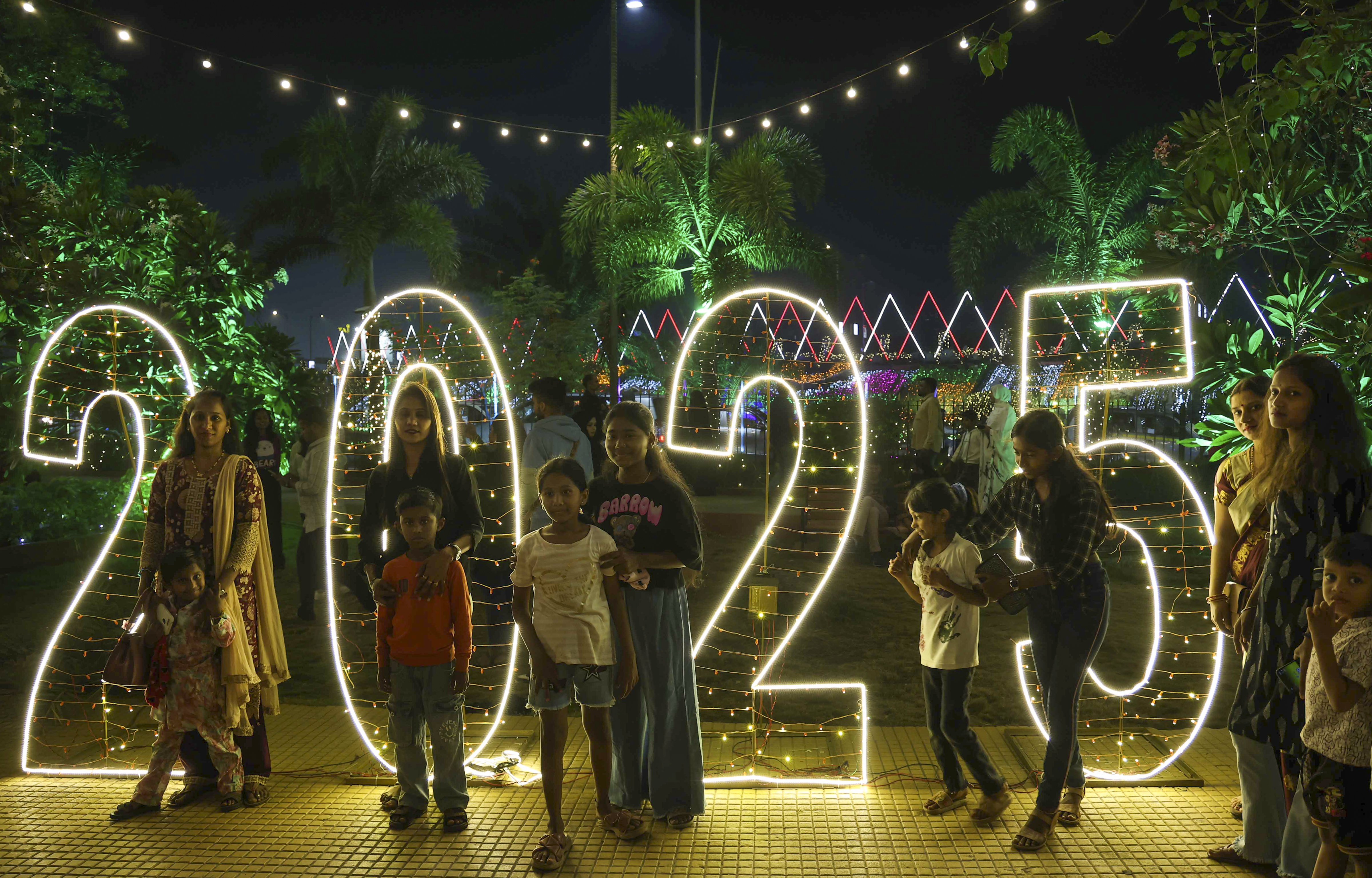 Mumbai: Visitors at the Bandra Reclamation, decked up on the eve of New Year celebrations, in Mumbai, Tuesday, Dec. 31, 2024.