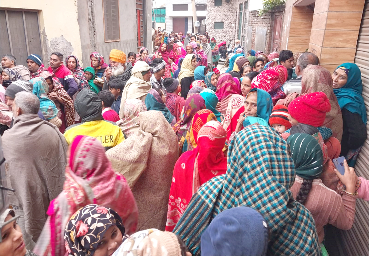 Long queues formed in Jind ration depot to buy mustard oil