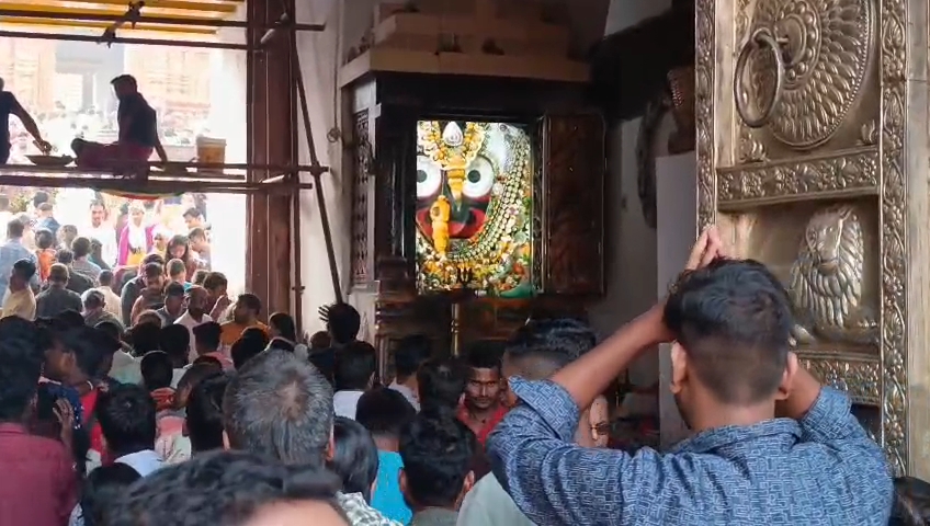 Huge crowd of devotees at Puri Jagannath temple