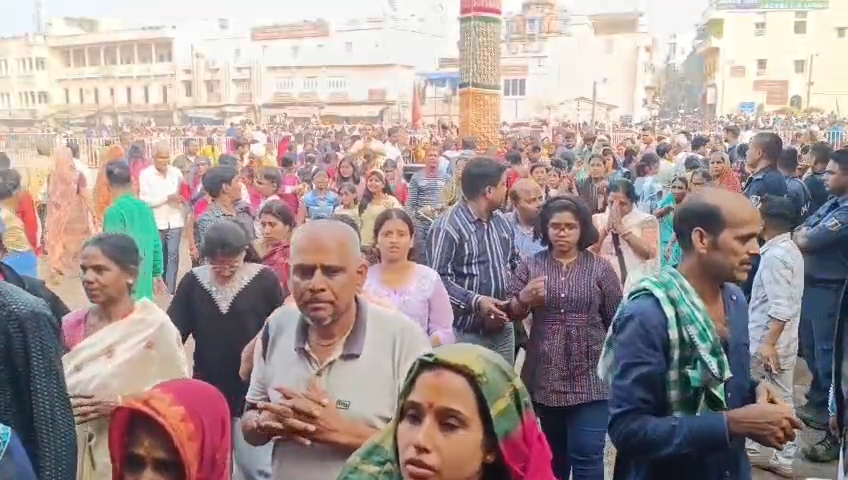 Huge crowd of devotees at Puri Jagannath temple