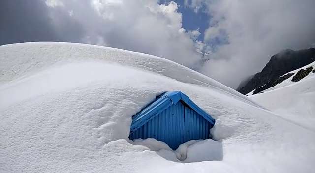 heavy snowfall in hemkund sahib