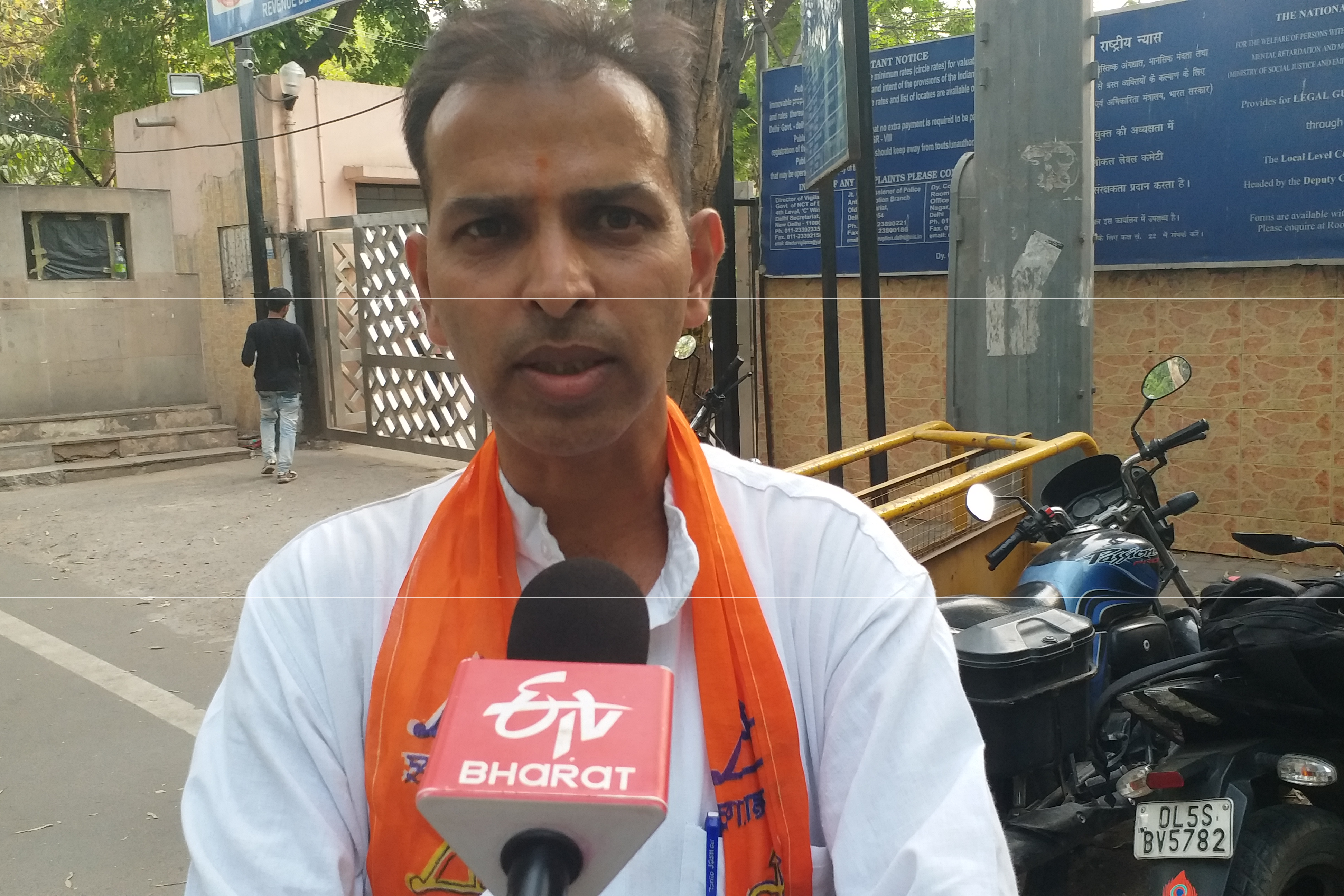 Shiv Sena candidate files complaint against EC delhi