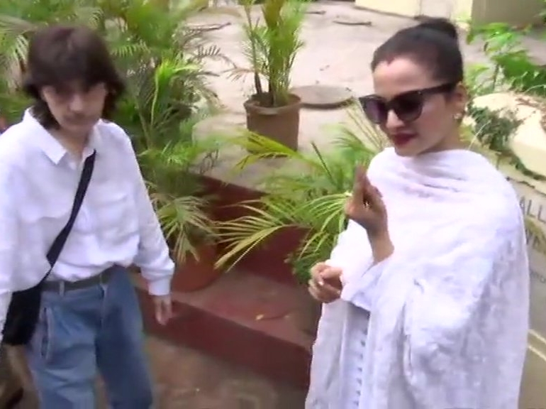 Veteran actor Rekha casts her vote