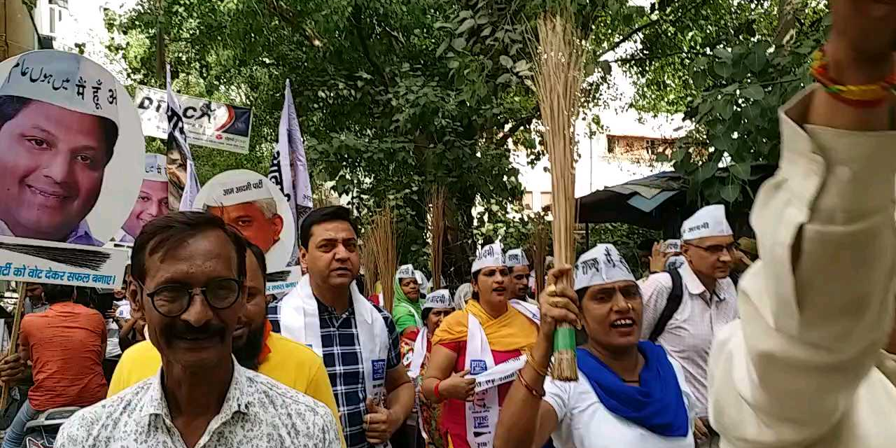 Millionaire candidate of aap roam in streets of chandani chowk