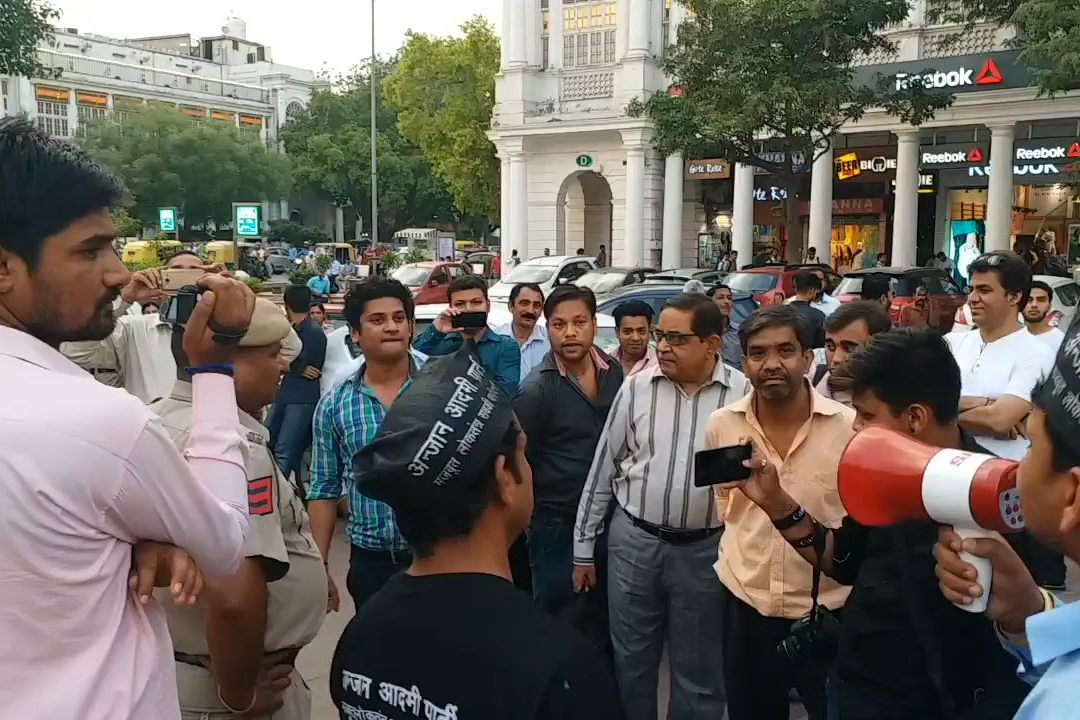 verbal fight between supporter of two party in delhi