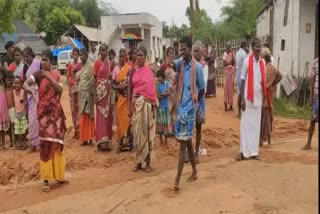 Villagers blockaded the road in Ariyalur Sadambadi