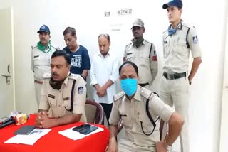 Dewas police caught 2 accused cheating in the name of job