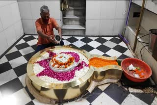 devotees-can-offer-water-at-sanctum-sanctorum-of-shri-chandreshwar-mahadev-temple-in-rishikesh-unlock-4