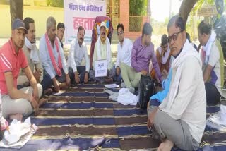 Mandi workers sitting on hunger strike