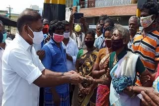 DMK District Secretary Selvaganapathi met the injured in the accident where the old wall collapsed