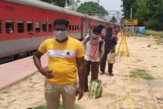 73 workers reached Latehar by special train