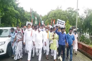 कांग्रेस कार्यकर्ताओं ने केंद्र और प्रदेश सरकार के खिलाफ मुर्दाबाद के नारे लगाए.