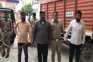 पुलिस की गिरफ्त में शराब तस्कर.