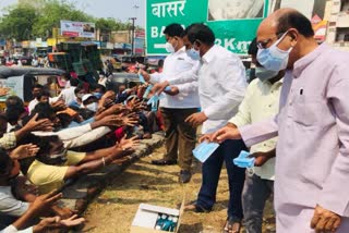 masks distribution in nizamabad by congress committe