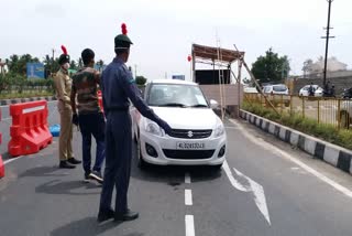 காவல்துறையினருடன் தேசிய மாணவர் படையினர் இணைந்து வாகன தணிக்கை