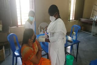 vaccination: రంగారెడ్డి జిల్లావ్యాప్తంగా సూపర్​ స్ప్రెడర్లకు వ్యాక్సినేషన్​