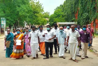 புறம்போக்கு நிலத்தை ஆக்கிரமிப்பு செய்யும் பஞ்சாயத்து தலைவர் மீது நடவடிக்கை எடுக்க கோரி ஊர் பொதுமக்கள் ஆட்சியரிடம் மனு