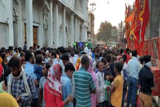 मेहंदीपुर बालाजी मंदिर, दौसा की खबर, बालाजी मंदिर, मंदिर परिसर में उड़ सोशल डिस्टेंसिंग की धज्जियां, मंदिर परिसर में भक्त, mehandipur balaji temple, dausa news, balaji temple, devotees in temple premises, flying of social distancing in the temple