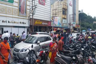 பொருட்கள் வாங்க சென்ற மக்கள்