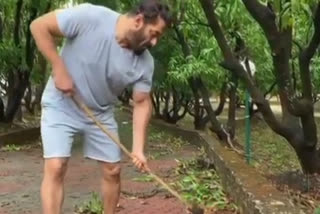 Salman Khan cleans up his Panvel farmhouse to mark Environment Day