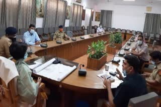 commissioner anita c meshram meeting with officials in meerut