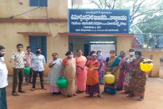 women protest for water 