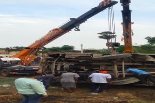 Bus overturns in Aurangabad