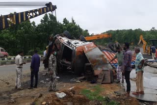  truck overturns near chuttupali valley