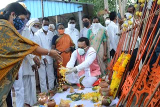 ఆదిలాబాద్ లో ఘనంగా ఆదివాసీ దినోత్సవం