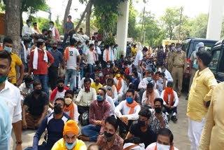 बसपा पार्षद की गिरफ्तारी को लेकर हिन्दूवादी संगठनों ने थाने का किया घेराव  
