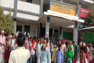 Ration card holders created ruckus at Narkatiaganj subdivision office