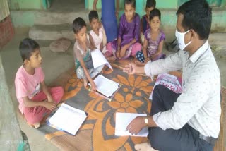 अंबानेर गावात  सामाजिक अंतर ठेवत शिक्षक करत आहेत ज्ञान दानाचे पवित्र काम