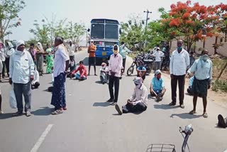 farmers protest in husnabad, farmers protest in siddipet district, delay in paddy purchase in husnabad