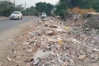 People are facing garbage problem on footpath near 100 Foota Road in Chhatarpur