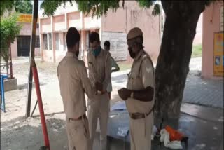 जांच करती पुलिस