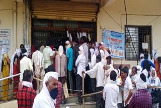 farmer return empty hand due to rush in bank at hingoli