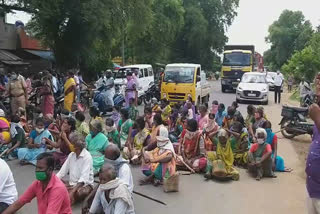 100 நாள் வேலை முறைகேட்டில் ஈடுபட்டுவரும் பணிதள பொறுப்பாளரை  நீக்க கோரி சாலை மறியல் 