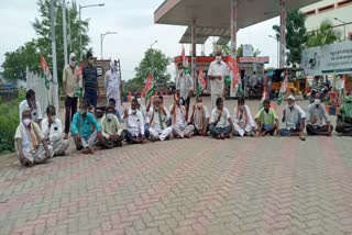 Congress protest against petrol, disil rates in mahabubabad district