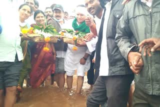 Srinivasa Mane doing pooja to Dharma reservoir