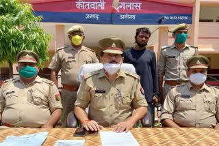 पुलिस की गिरफ्त में आरोपी