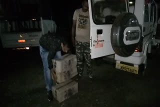 Kotwali police recovered English liquor worth 1 lakh 30 thousand from MP vehicle written vehicle