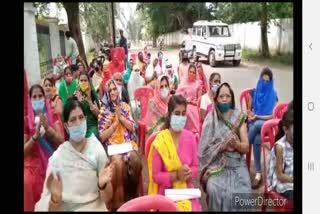  In case of FIR withdrawal on Chetan Bhargava and 100 volunteers more than 1 hundred women submitted memorandum to the collector in Guna