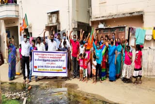 BJP protest for Sewage overflowing on the road in Mayiladuthurai