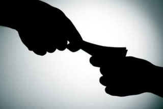 Rs 2 lakh MP: Govt official caught taking bribe bribe ഹർഷ് കുമാർ ഖാരെ നിവാരി ജൻ‌പാദ് പഞ്ചായത്തിന്റെ ചീഫ് എക്സിക്യൂട്ടീവ് ഓഫീസർ