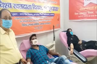 taking inspiration from husband wife donated blood in azamgarh