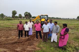 public stopped four way road work in Nagapattinam