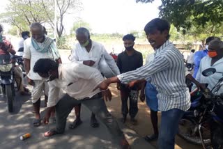 medak district farmers protest infront of paddy purchase centers