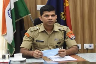 पुलिसकर्मियों को किया लाइनहाजिर.